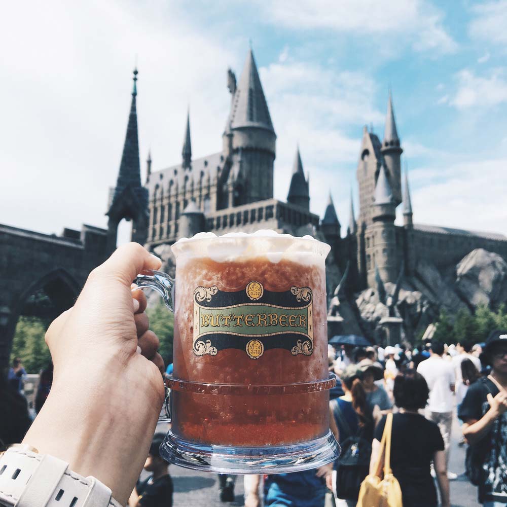 Many regard a trip to the Orlando theme parks as a small fortune but there are many ways you can save money in the parks. Today we are sharing ways to visit Universal Studios and experience Harry Potter World on a budget