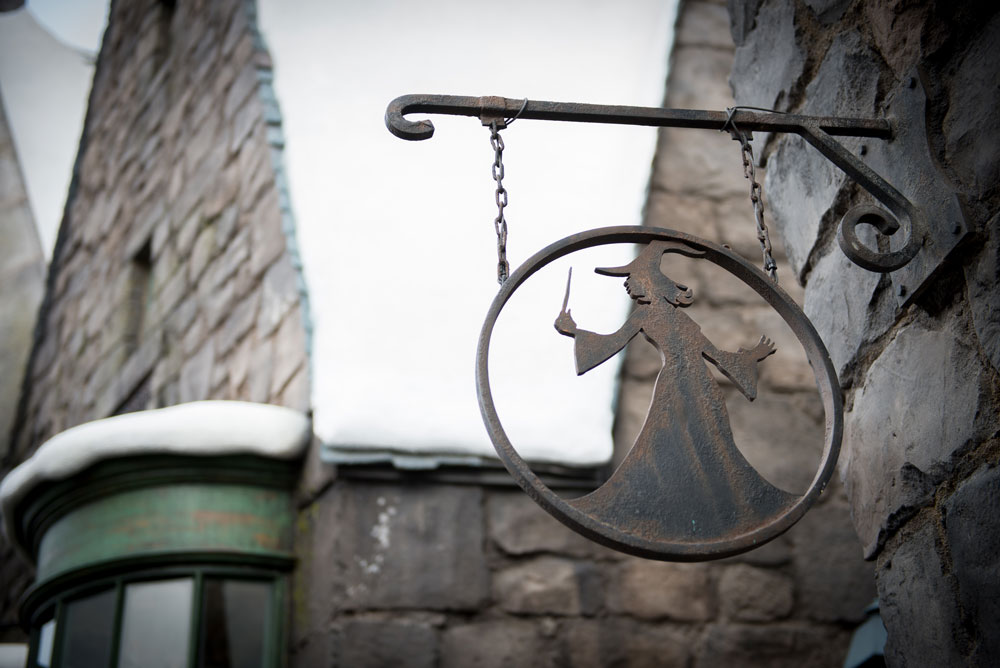 Many regard a trip to the Orlando theme parks as a small fortune but there are many ways you can save money in the parks. Today we are sharing ways to visit Universal Studios and experience Harry Potter World on a budget