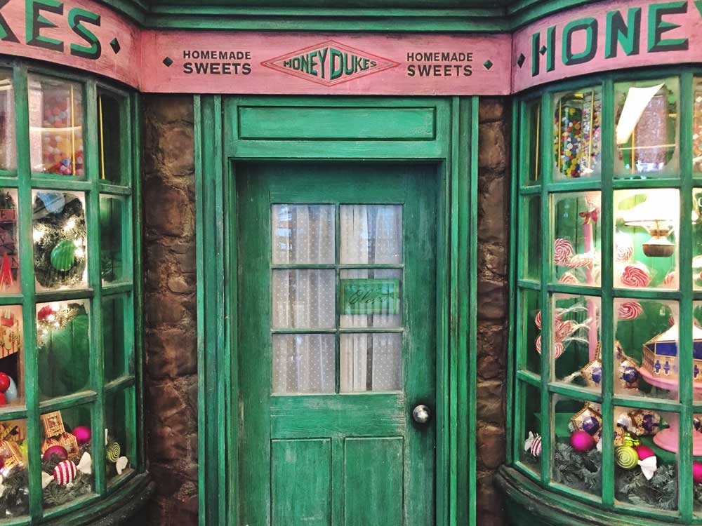 Many regard a trip to the Orlando theme parks as a small fortune but there are many ways you can save money in the parks. Today we are sharing ways to visit Universal Studios and experience Harry Potter World on a budget