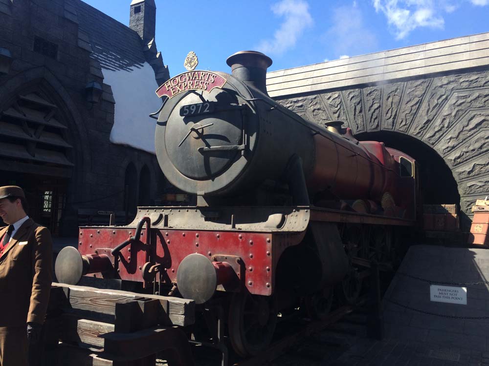 Many regard a trip to the Orlando theme parks as a small fortune but there are many ways you can save money in the parks. Today we are sharing ways to visit Universal Studios and experience Harry Potter World on a budget